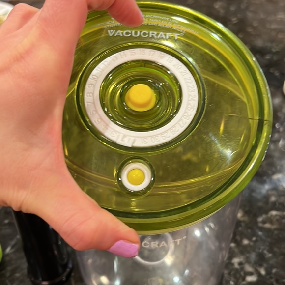 Vacuvin and Vacucraft valves and vacucraft 2.11 qt.  Container ❤️👌 - Picture 4 of 6